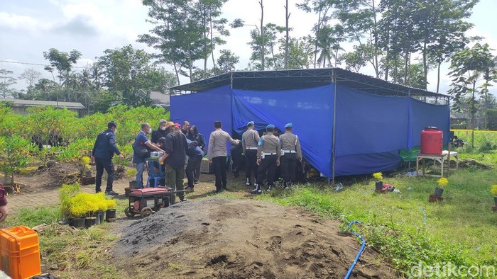 Proses Autiopsi korban Kanjuruhan
