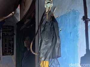 Cerita Sari, Warga Bandung yang Tinggal di Rumah Gelap Tanpa Atap