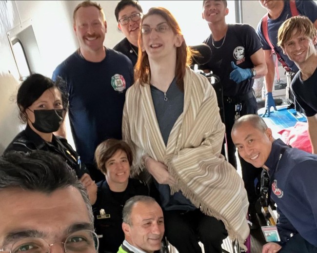 “Perjalanan yang mulus dari awal sampai akhir… ini merupakan perjalanan pertamaku naik pesawat tapi tentu saja tidak akan jadi yang terakhir… Ucapan terima kasih yang tulus dariku untuk setiap orang yang telah menjadi bagian dari perjalanan ini,” tulis Rumeysa di Instagram. Foto: Instagram/@rumeysagelgi