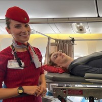 Untuk pertamakalinya, Rumeysa Gelgi bisa bepergian dengan pesawat setelah Turkish Airline mencopot enam kursi pesawat dan menggantinya dengan tandu. Foto: Instagram/@rumeysagelgi