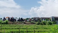 Foto: Salah langkah sedikit saja, pengendara akan terjebak kemacetan di jalur pematang sawah Canggu. Atau malah masuk jatuh ke sawah yang ada di sepanjang jalur tersebut. Foto: Triwidiyanti