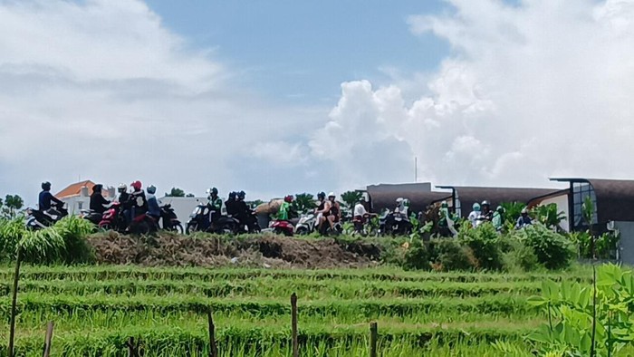 Salah langkah sedikit saja, pengendara akan terjebak kemacetan di jalur pematang sawah Canggu. Atau malah masuk jatuh ke sawah yang ada di sepanjang jalur tersebut. Foto: Triwidiyanti