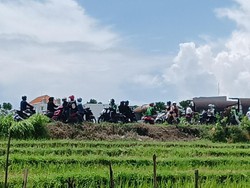 Foto: Salah langkah sedikit saja, pengendara akan terjebak kemacetan di jalur pematang sawah Canggu. Atau malah masuk jatuh ke sawah yang ada di sepanjang jalur tersebut. Foto: Triwidiyanti