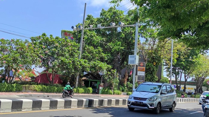 Salah satu ETLE yang dipasang di ruas Jalan Bypass Ngurah Rai Kuta.