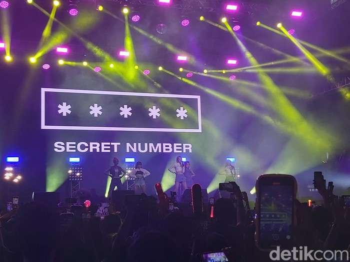 Secret Number tampil di Joyland Festival 2022 pada Sabtu (5/11/2022).