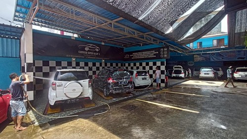 Sejumlah mobil yang sedang dicuci di salah satu usaha jasa cuci mobil di Tabanan saat Tumpek Landep, Sabtu (5/11/2022). (chairul amri simabur/detikBali)