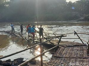 Jembatan Sesek Ngepung Putus Diterjang Arus Bengawan Solo
