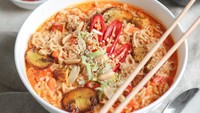 Pedas mantap! Mie kuah ini memakai isian jamur, ayam, dan tahu. Rasa pedasnya berasal dari cabe merah giling dan cabe merah bubuk. Diseruput hangat-hangat sudah pasti nikmat. Begini cara buat mie kuah jamur pedas. Foto: iStock 