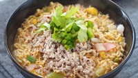 Buat ide makan malam, coba bikin mie ayam dengan kuah pedas segar ini. Toppingnya cincangan ayam yang gurih renyah. Ini bahan dan cara membuatnya. Foto: iStock 