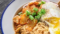 Satu lagi ide resep mie kuah enak. Tambahan topping kimchi memberi aksen pedas asam yang segar sekaligus penambah stamina tubuh. Kamu bisa intip resepnya di sini. Foto: iStock