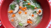 Resep mie kuah ini bisa jadi favorit si kecil karena memakai misoa yang teksturnya lembut lunak. Beri kaldu ayam dan isian ayam cincang, wortel, hingga jamur. Begini cara bikinnya. Foto: detikfood 