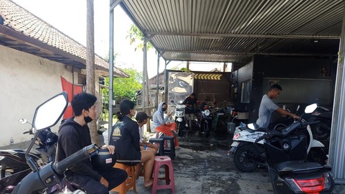 Suasana Cuci Motor Maxx Oto Care Bali di Jalan Tukad Balian No 130 Denpasar, Bali, Sabtu (5/11/2022).