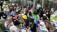 Bahkan, ada yang sampai rela menginap demi mendapatkan antrean depan. Foto: (dok. Alifia Selma Safira/detikcom)