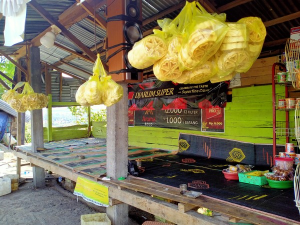 Para pengunjung tidak perlu khawatir soal sarana yang disediakan, karena setiap pedagang telah menyiapkan tempat yang nyaman seperti bale atau barugak yang juga bisa digunakan untuk sekedar rebahan dengan merenggangkan otot-otot yang kaku usai penat menyetir kendaraan. (Faruk Nickyrawi/detikTravel)