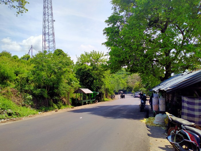 Suasana lapak penjualan jagung rebus di Tekasire, Kabupaten Dompu