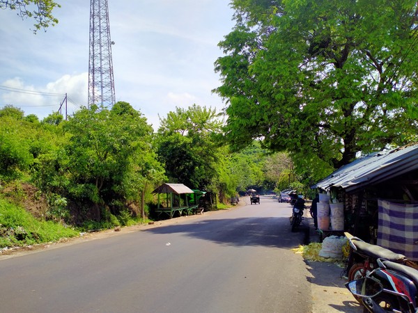 Tekasire sejak dulu sudah dikenal sebagai tempat untuk memakan jagung rebus oleh traveler. Lokasinya yang strategis, tepatnya di Tanjakan Tekasire, jalan lintas Dompu Sumbawa membuatnya kerap jadi tempat peristirahatan bagi traveler yang melintas. (Faruk Nickyrawi/detikTravel) Tekasire sejak dulu sudah dikenal sebagai tempat untuk memakan jagung rebus oleh traveler. Lokasinya yang strategis, tepatnya di Tanjakan Tekasire, jalan lintas Dompu Sumbawa membuatnya kerap jadi tempat peristirahatan bagi traveler yang melintas. (Faruk Nickyrawi/detikTravel)