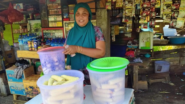 Menurut salah seorang pedagang, di Tekasire hanya dijual jagung rebus dan tidak menjual jagung bakar. Alasannya, karena lebih banyak traveler yang menyukai jagung rebus ketimbang jagung bakar. (Faruk Nickyrawi/detikTravel) Menurut salah seorang pedagang, di Tekasire hanya dijual jagung rebus dan tidak menjual jagung bakar. Alasannya, karena lebih banyak traveler yang menyukai jagung rebus ketimbang jagung bakar. (Faruk Nickyrawi/detikTravel)