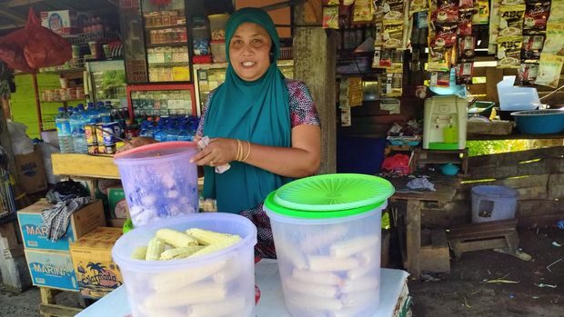 Suasana lapak penjualan jagung rebus di Tekasire, Kabupaten Dompu