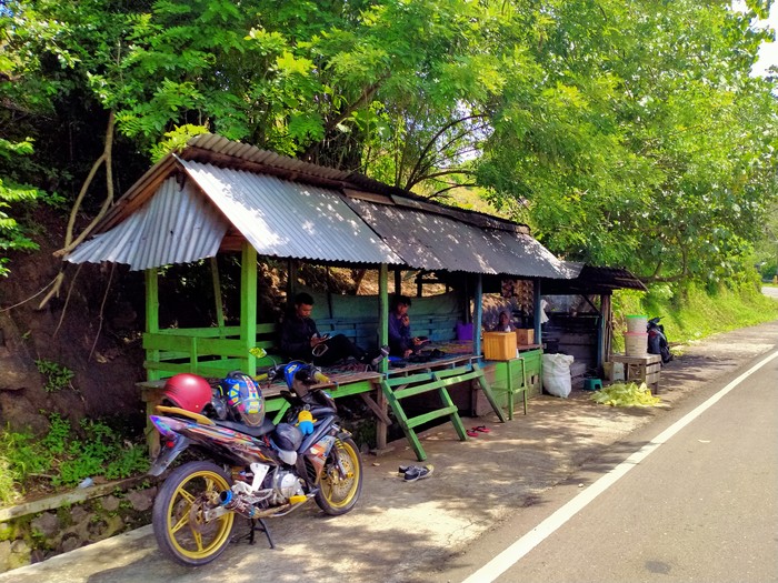 Suasana lapak penjualan jagung rebus di Tekasire, Kabupaten Dompu. Foto: Faruk Nickyrawi Suasana lapak penjualan jagung rebus di Tekasire, Kabupaten Dompu. Foto: Faruk Nickyrawi