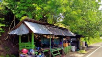 Soal harga, dijamin murah meriah! Cukup dengan Rp 10 ribu sudah bisa menikmati 4 tongkol jagung. Kebanyakan yang berkunjung ke Tekasire adalah orang-orang yang berangkat dari Sumbawa ke Bima ataupun sebaliknya. (Faruk Nickyrawi/detikTravel)