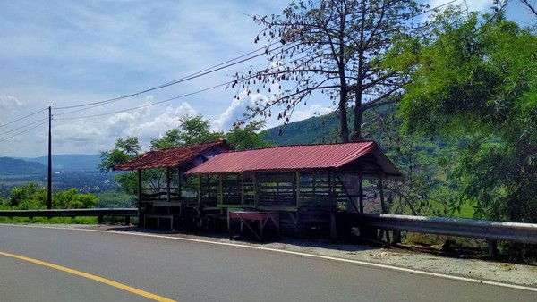Bahagia itu sederhana kata orang-orang, sesederhana makan jagung rebus ditemani pemandangan alam yang cantik dan hijau di Dompu, Nusa Tenggara Barat. Nama tempatnya adalah Tekasire. (Faruk Nickyrawi/detikTravel) Bahagia itu sederhana kata orang-orang, sesederhana makan jagung rebus ditemani pemandangan alam yang cantik dan hijau di Dompu, Nusa Tenggara Barat. Nama tempatnya adalah Tekasire. (Faruk Nickyrawi/detikTravel)