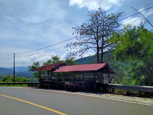 Suasana lapak penjualan jagung rebus di Tekasire, Kabupaten Dompu