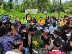 Autopsi Kanjuruhan Diwarnai Haru Keluarga, Ayah Korban Sempat Pingsan