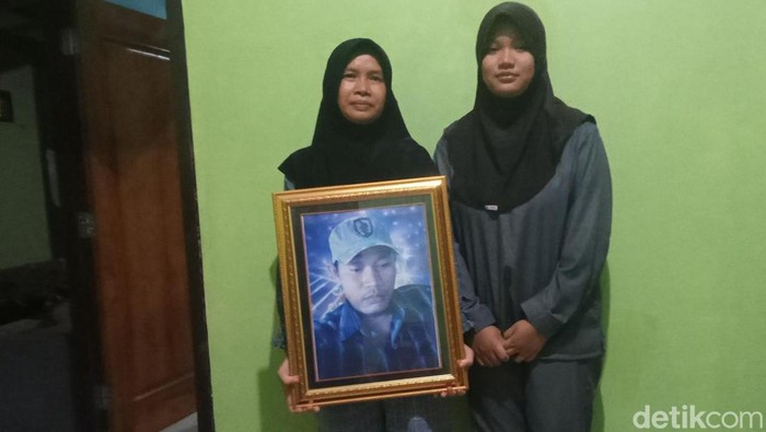 Suhartini, istri Mundakir warga Kendal ABK kapal kargo tenggelam di Taiwan, Sabtu (5/11/2022).