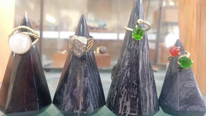 Tampilan beberapa produk dari Maharani Craft yang akan dijadikan sebagai suvenir KTT G20.