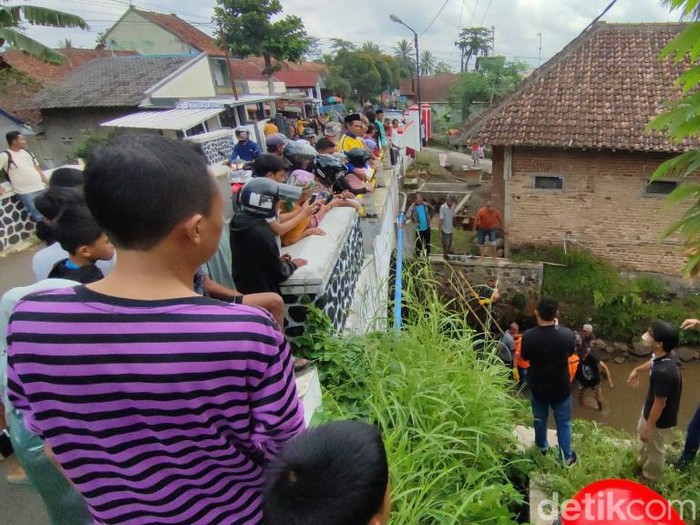 Temuan lansia yang tewas mengambang di Sungai Cipaingan, Ciamis, Sabtu (5/11/2022).