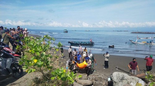 Tim gabungan mengevakuasi mayat perempuan yang ditemukan mengapung di Perairan Pengambengan, Kecamatan Negara, Kabupaten Jembrana, Bali, Sabtu (5/11/2022).