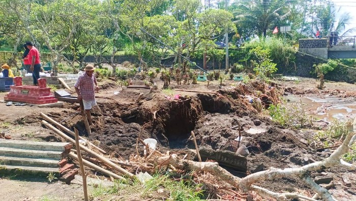 tpu banyuwangi diterjang banjir hingga makam dan jenazah hanyut