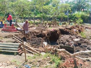 Kesaksian Warga Temukan Tengkorak-Kain Kafan Usai TPU Diterjang Banjir Bandang