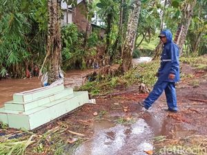 Keluarga Mulai Berdatangan Usai Jenazah-Makam Banyuwangi Hanyut Terbawa Banjir