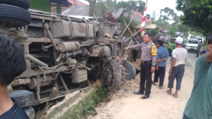Truk terguling di Cijeruk, Bogor, Sabtu (5/11/2022).