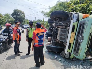 Truk Tronton Muat Semen di Bojonegoro Tabrak Pagar Lalu Terguling