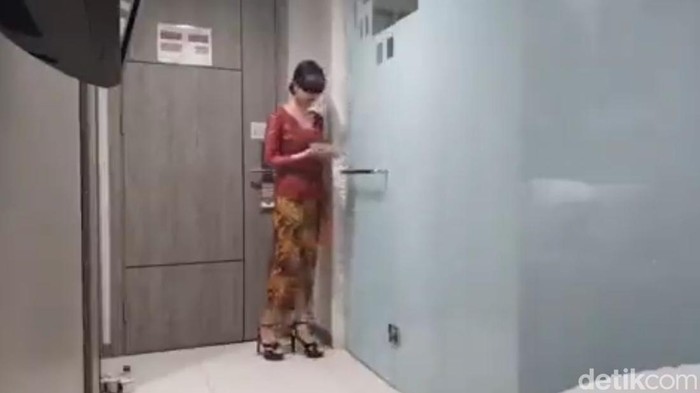 Video wanita kebaya merah