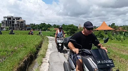 Viral jalur di pematang sawah kawasan Canggu yang berbatasan dengan Umalas, Desa Kerobokan, Kecamatan Kuta Utara, Kabupaten Badung, Bali digunakan oleh para pengendara motor baik lokal maupun asing. Foto: Triwidiyanti