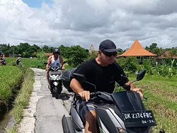 Pantauan detikBali di lokasi, Sabtu (5/11/2022), tidak hanya warga lokal, namun turis asing pun nekat melewati jalan di tengah sawah itu. Foto: Triwidiyanti