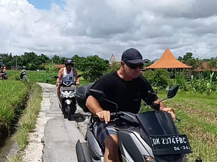 Viral jalur di pematang sawah kawasan Canggu yang berbatasan dengan Umalas, Desa Kerobokan, Kecamatan Kuta Utara, Kabupaten Badung, Bali digunakan oleh para pengendara motor baik lokal maupun asing. Foto: Triwidiyanti