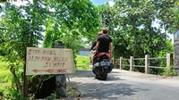 Di depan jembatan terpampang pengumuman sederhana untuk mobil bertuliskan “Stop mobil di depan jalan sempit”. Foto: Triwidiyanti