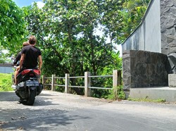 Di depan jembatan terpampang pengumuman sederhana untuk mobil bertuliskan “Stop mobil di depan jalan sempit”. Foto: Triwidiyanti