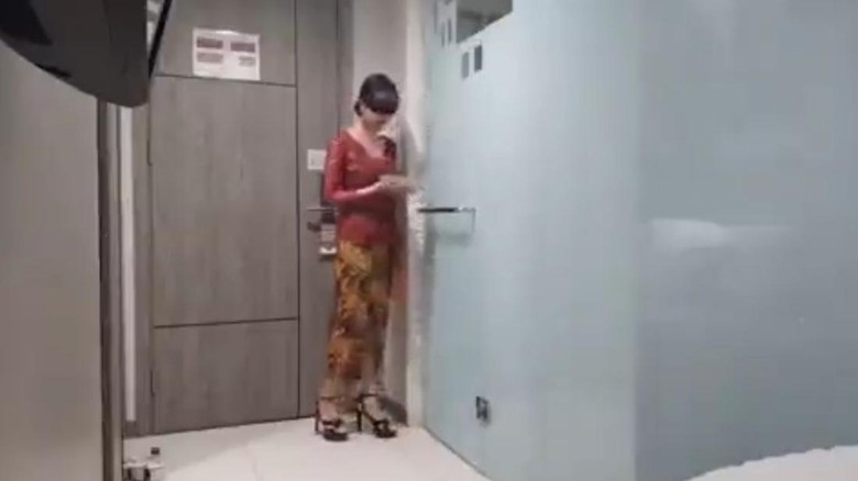Viral ‘Kebaya Merah’, Soal Apa Itu Sebenarnya? ‘Kebaya Merah’ masih saja menjadi trending di Indonesia pada Twitter, sampai sore ini. Sebenarnya, istilah ‘kebaya merah’ populer belakangan lewat video cabul.