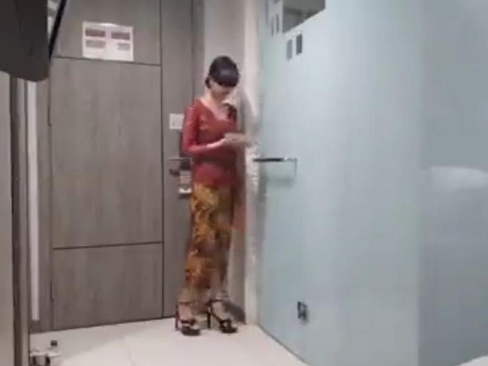 ‘Kebaya Merah’ masih saja menjadi trending di Indonesia pada Twitter, sampai sore ini. Sebenarnya, istilah ‘kebaya merah’ populer belakangan lewat video cabul.