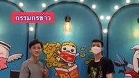 Tak kalah nyeleneh, dua pria ini memilih menggunakan ember berukuran besar sebagai wadah popcorn. Netizen menyebut bahwa ia akan membuat kursi bioskop jadi sempit. Foto: Instagram/Twitter