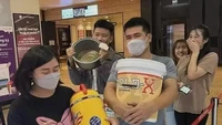 Ini adalah potret penonton yang sedang antre membeli popcorn. Mereka sudah siap dengan wadah mereka, ada yang menggunakan ember bekas cat hingga panci. Foto: Instagram/Twitter