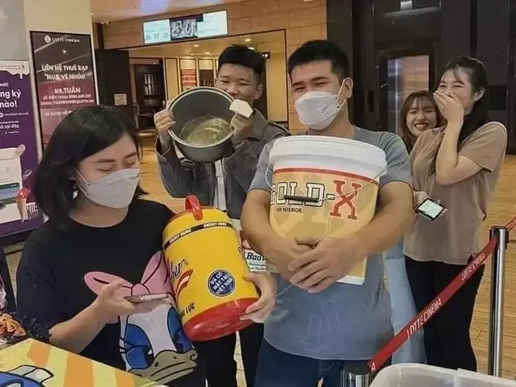 10 Wadah Nyeleneh yang Dipakai untuk Beli Popcorn di Bioskop