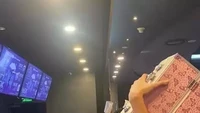 Tak mau kalah dapat popcorn, pria ini memanfaatkan botol bekas air mineral berukuran besar. Ada juga yang sampai membawa boks berukuran besar. Foto: Instagram/Twitter
