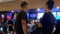 Sambil membawa panci berukuran jumbo, pria ini siap mengantre untuk mendapatkan popcorn sebanyak-banyaknya. Foto: Instagram/Twitter