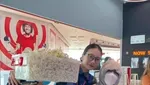 10 Wadah Nyeleneh yang Dipakai untuk Beli Popcorn di Bioskop